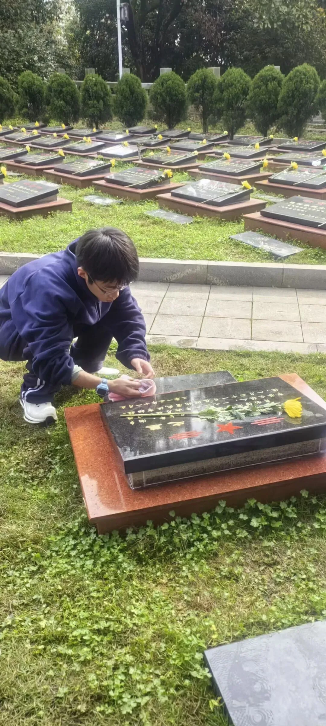 指尖拂去尘埃 心中铭记英名 ——湘机中学组织学子赴烈士陵园进行主题教育