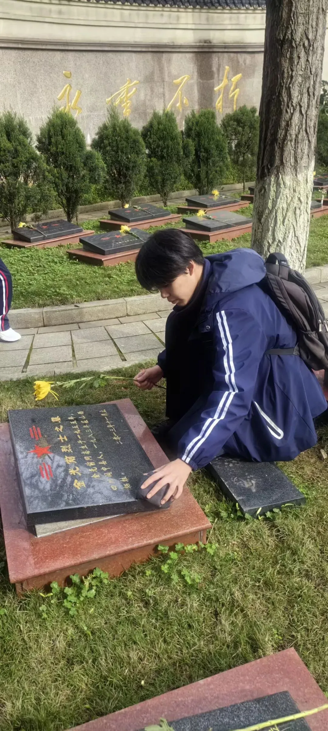 指尖拂去尘埃 心中铭记英名 ——湘机中学组织学子赴烈士陵园进行主题教育