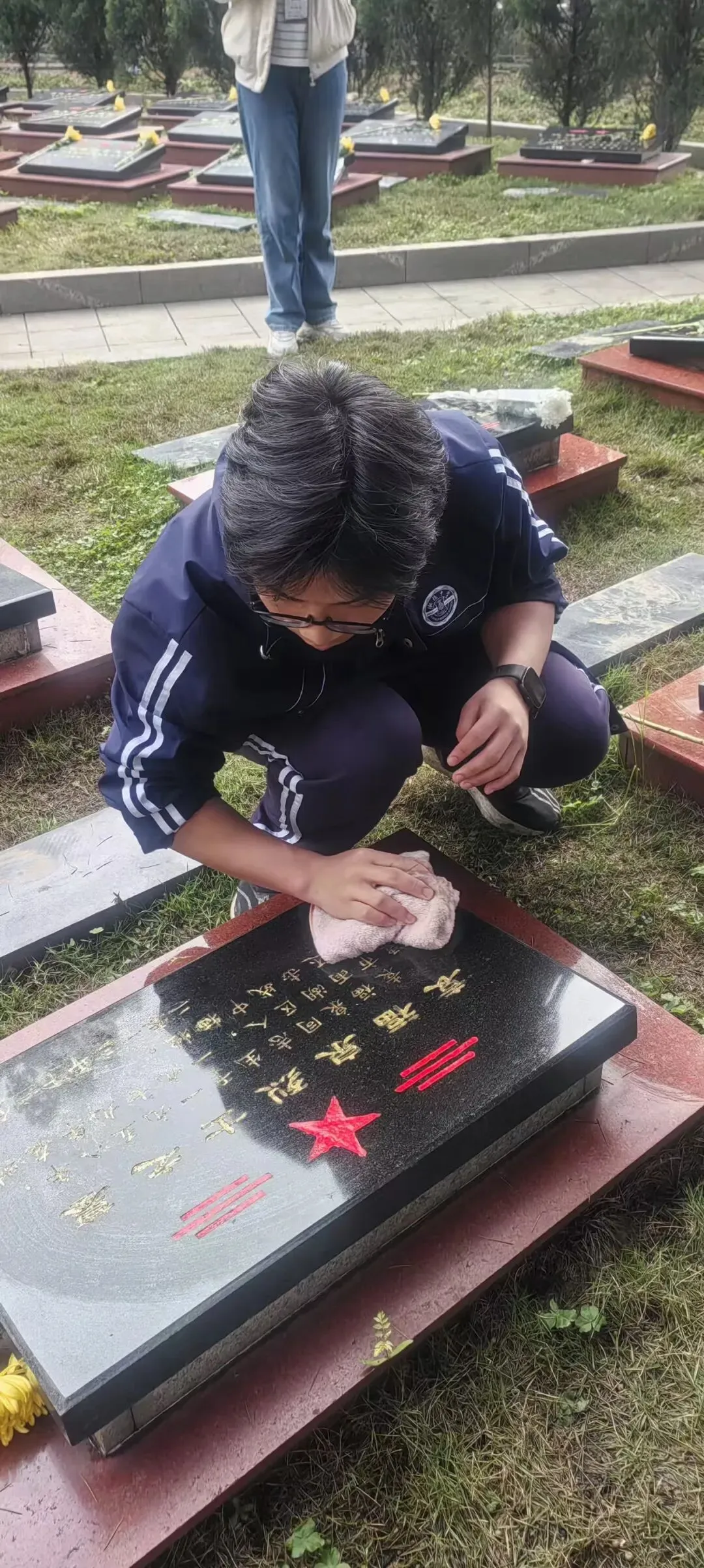 指尖拂去尘埃 心中铭记英名 ——湘机中学组织学子赴烈士陵园进行主题教育