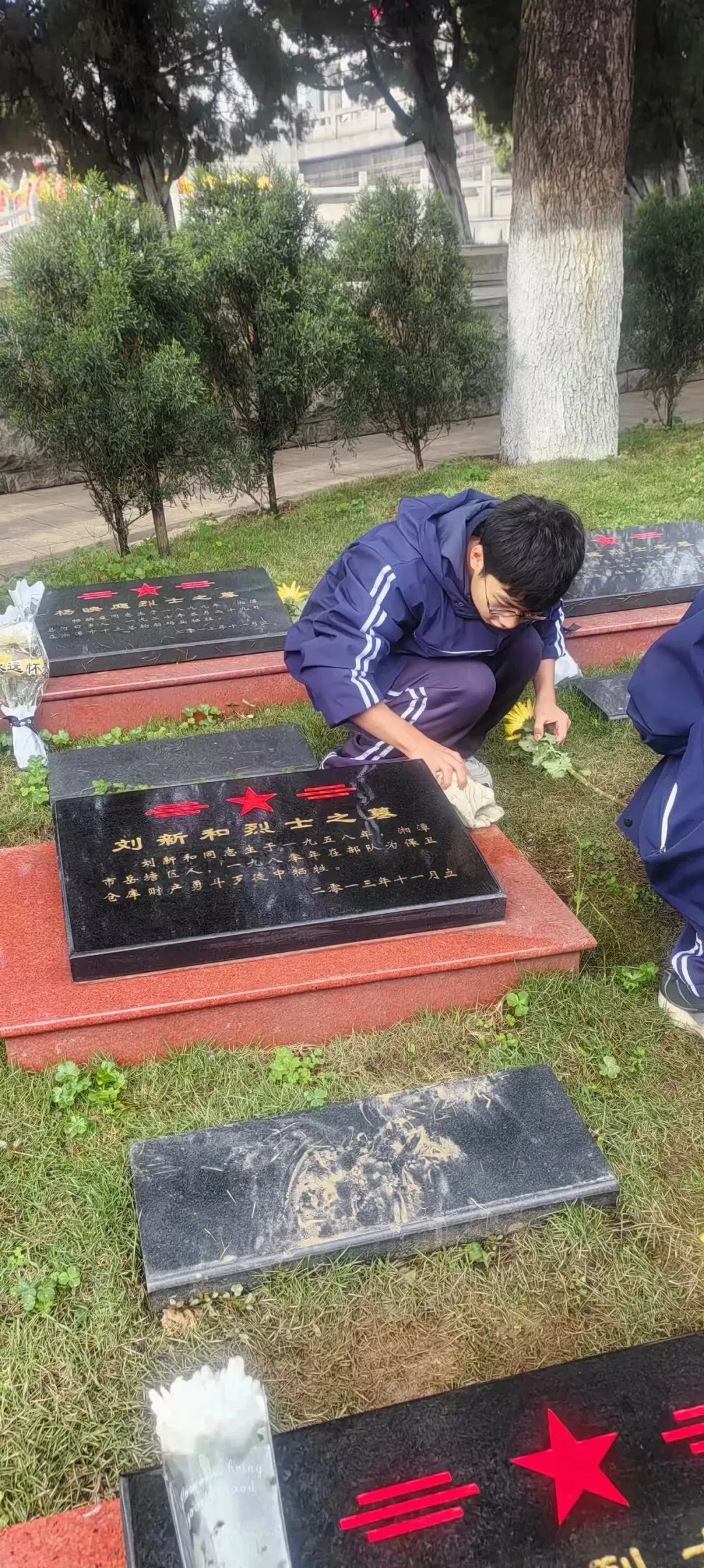 指尖拂去尘埃 心中铭记英名 ——湘机中学组织学子赴烈士陵园进行主题教育