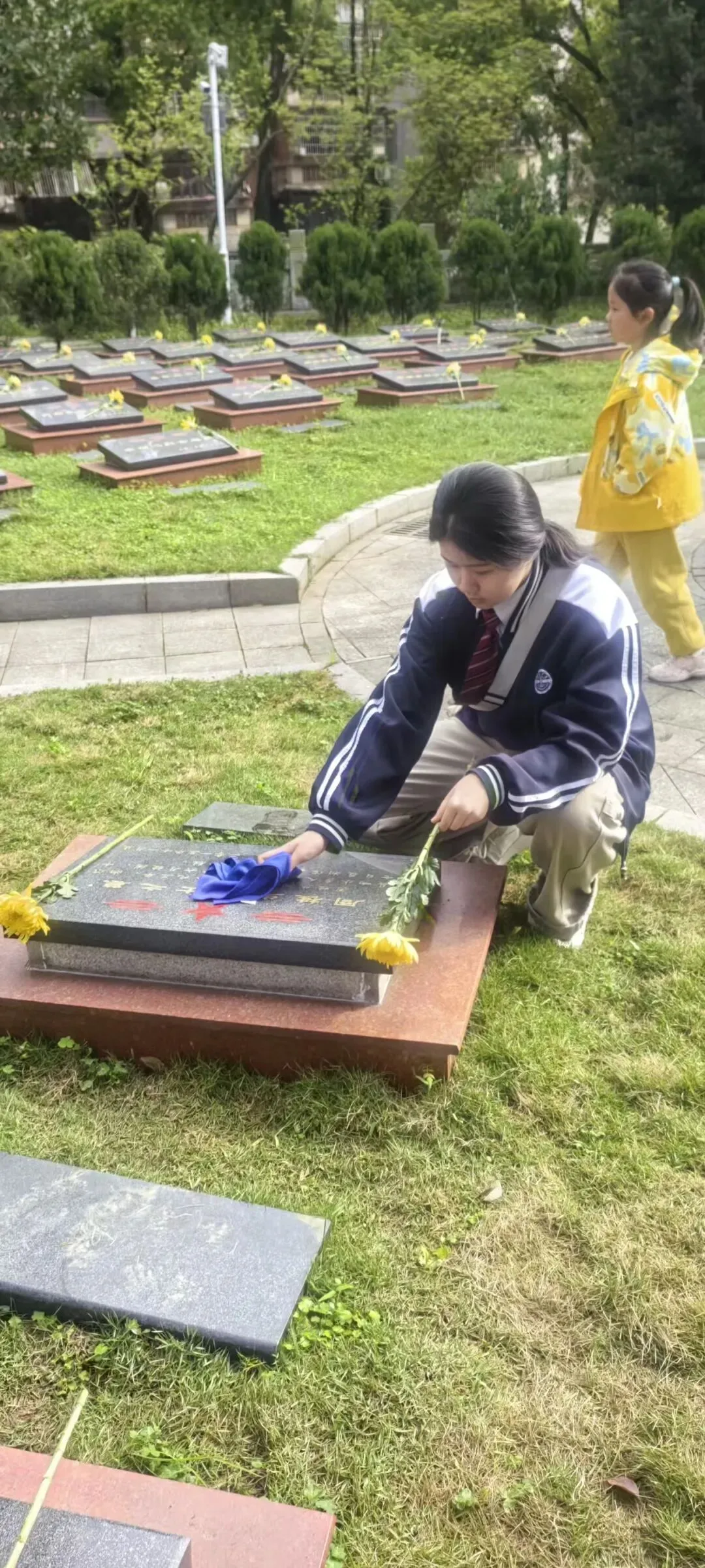 指尖拂去尘埃 心中铭记英名 ——湘机中学组织学子赴烈士陵园进行主题教育