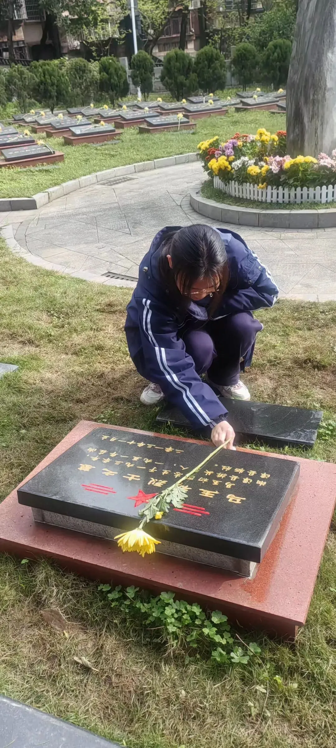 指尖拂去尘埃 心中铭记英名 ——湘机中学组织学子赴烈士陵园进行主题教育