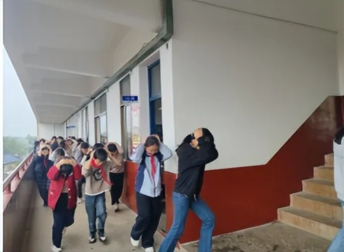 筑牢安全防线,守护生命之花——射埠镇中心小学开展防震减灾应急疏散演练