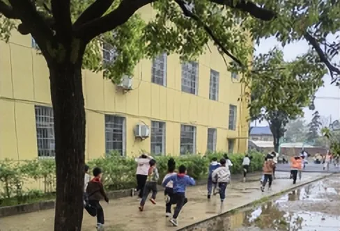 筑牢安全防线,守护生命之花——射埠镇中心小学开展防震减灾应急疏散演练