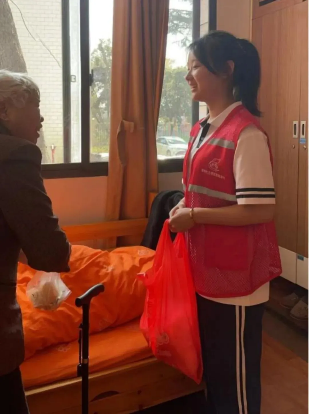 传承雷锋志 情暖夕阳红——湘潭市第一中学雷锋特辑:2405班“学雷锋活动”总结