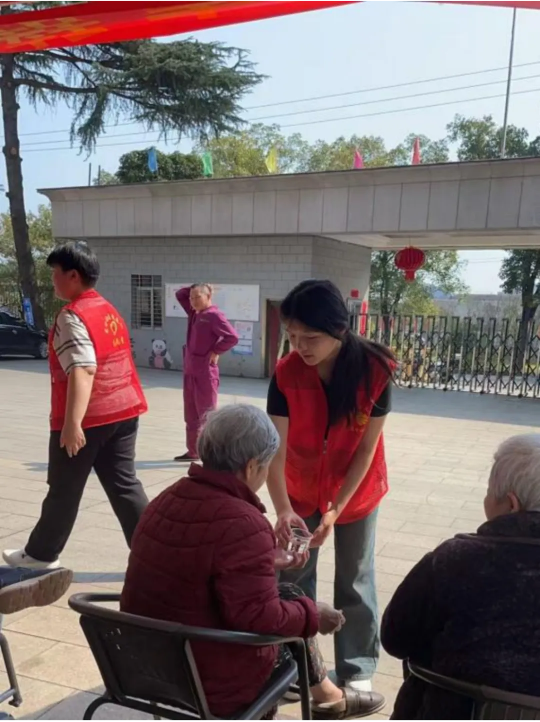 传承雷锋志 情暖夕阳红——湘潭市第一中学雷锋特辑:2405班“学雷锋活动”总结