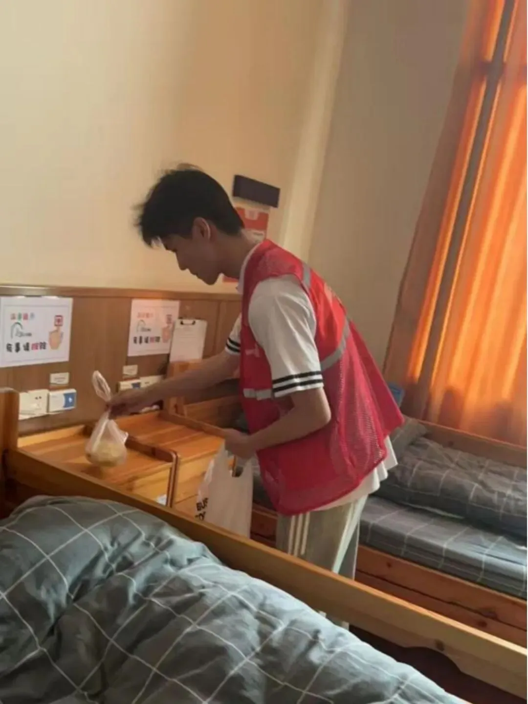 传承雷锋志 情暖夕阳红——湘潭市第一中学雷锋特辑:2405班“学雷锋活动”总结