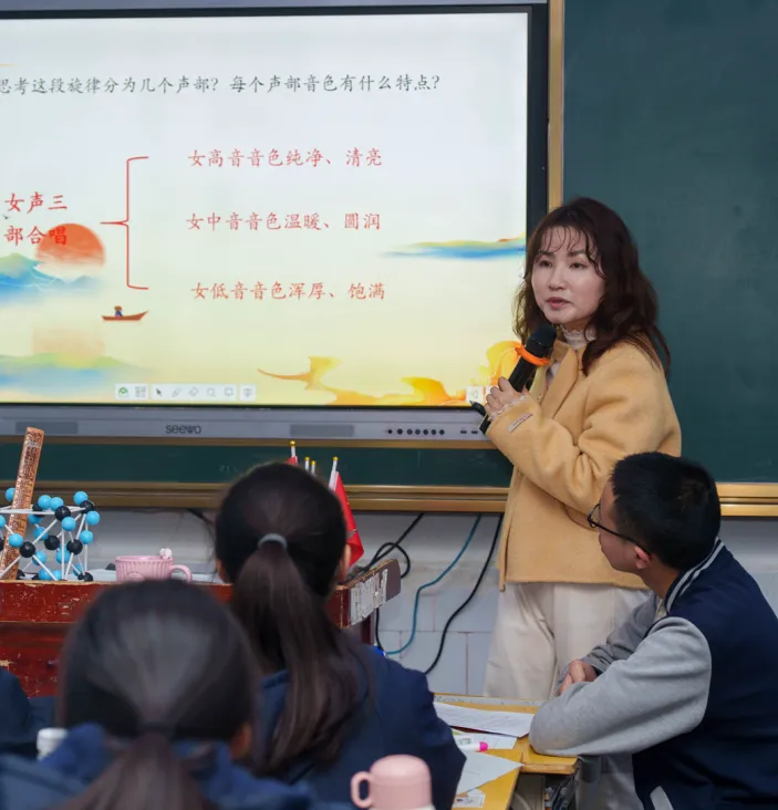 视导赋能明方向 深耕课堂提质效——县教研室莅临凤凰中学开展教学视导