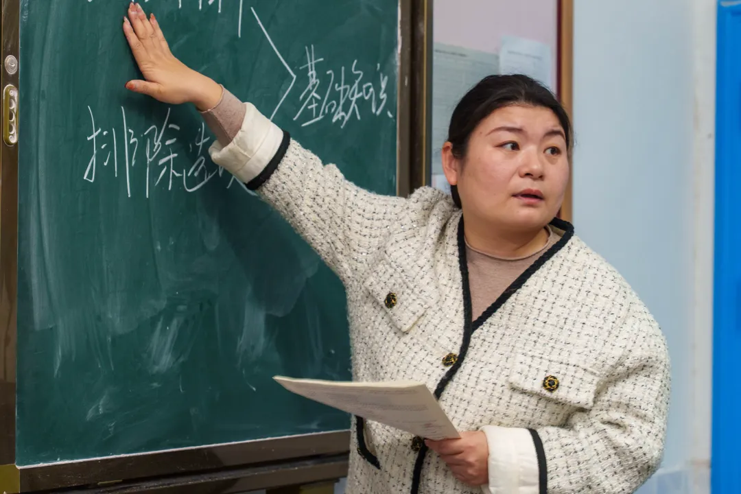 视导赋能明方向 深耕课堂提质效——县教研室莅临凤凰中学开展教学视导