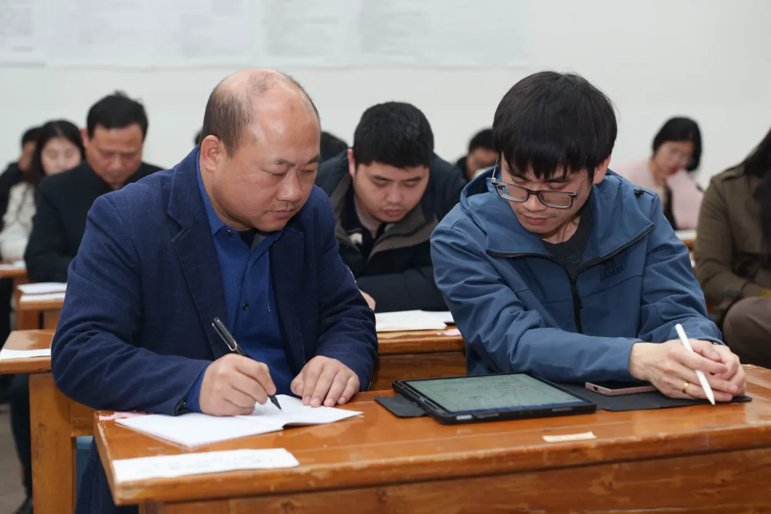 视导赋能明方向 深耕课堂提质效——县教研室莅临凤凰中学开展教学视导