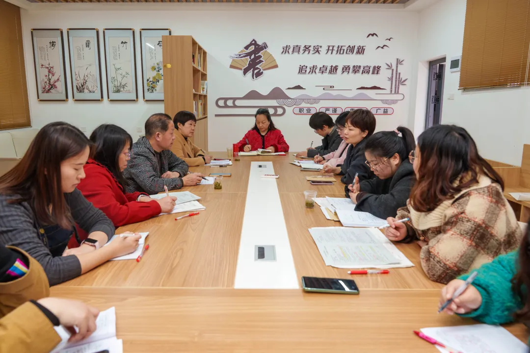 视导赋能明方向 深耕课堂提质效——县教研室莅临凤凰中学开展教学视导