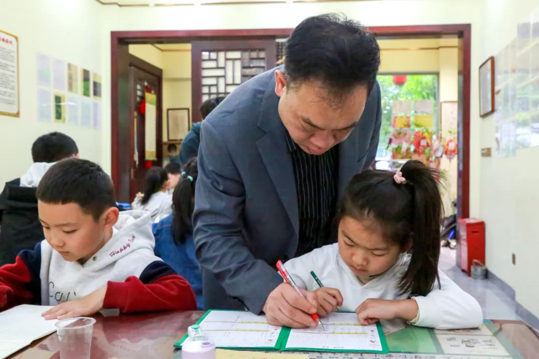 贵州播州区汲古书画院：笔墨润心育英才  书画教学结硕果