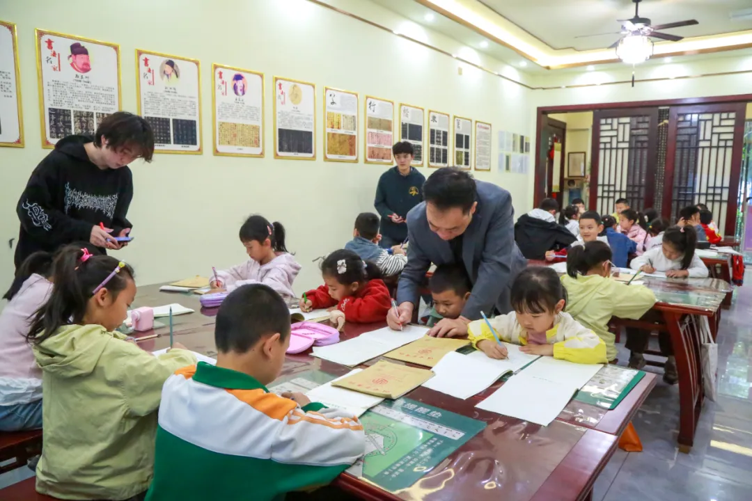 贵州播州区汲古书画院：笔墨润心育英才  书画教学结硕果