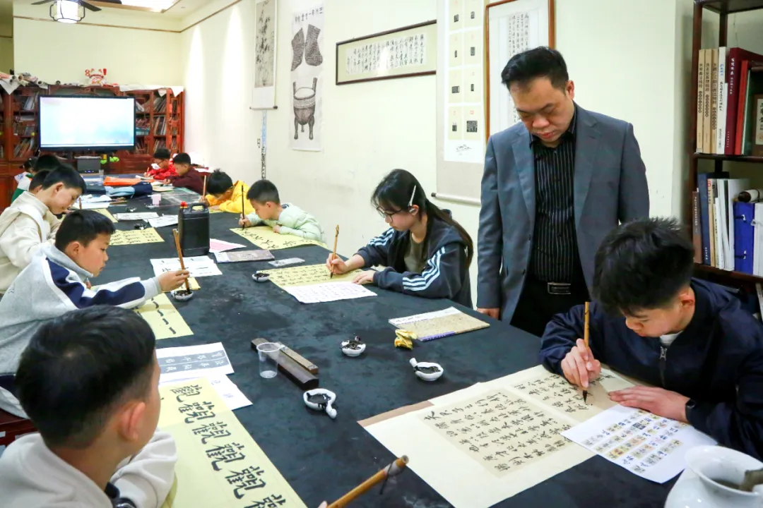 贵州播州区汲古书画院：笔墨润心育英才  书画教学结硕果