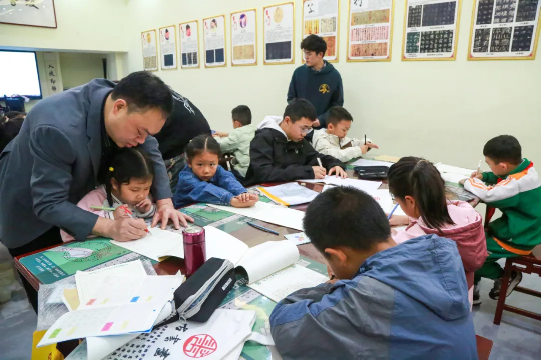 贵州播州区汲古书画院：笔墨润心育英才  书画教学结硕果