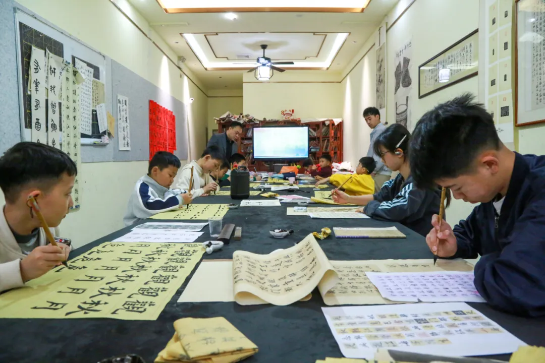 贵州播州区汲古书画院：笔墨润心育英才  书画教学结硕果
