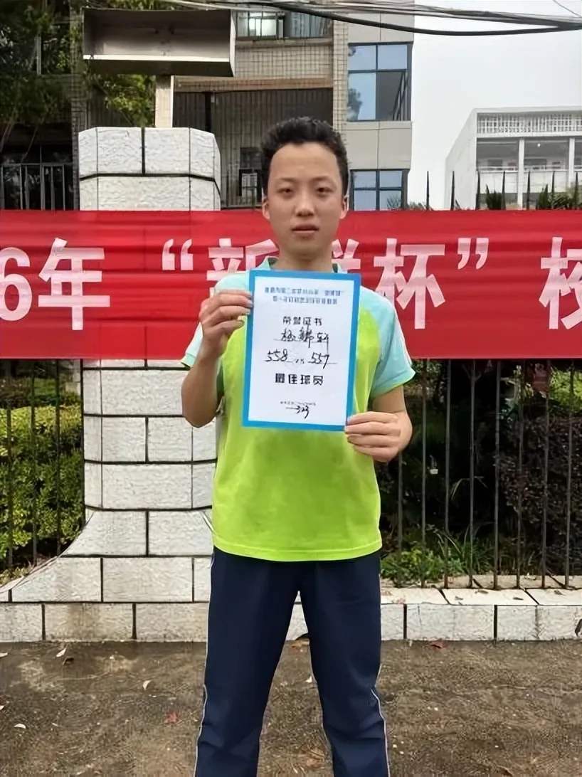 绿茵驰骋强体魄 赛场飞扬少年风——湘潭市二中2026年初一年级“新群杯”校园足球班级联赛圆满落幕
