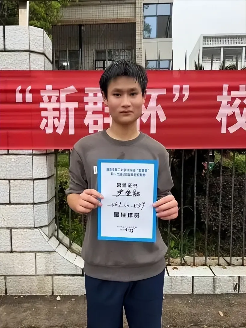 绿茵驰骋强体魄 赛场飞扬少年风——湘潭市二中2026年初一年级“新群杯”校园足球班级联赛圆满落幕