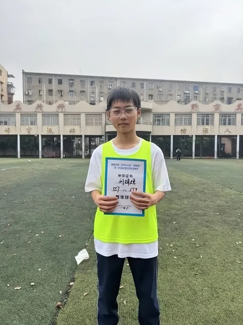 绿茵驰骋强体魄 赛场飞扬少年风——湘潭市二中2026年初一年级“新群杯”校园足球班级联赛圆满落幕
