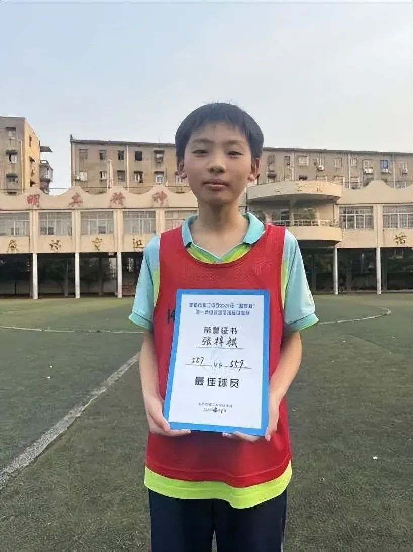 绿茵驰骋强体魄 赛场飞扬少年风——湘潭市二中2026年初一年级“新群杯”校园足球班级联赛圆满落幕