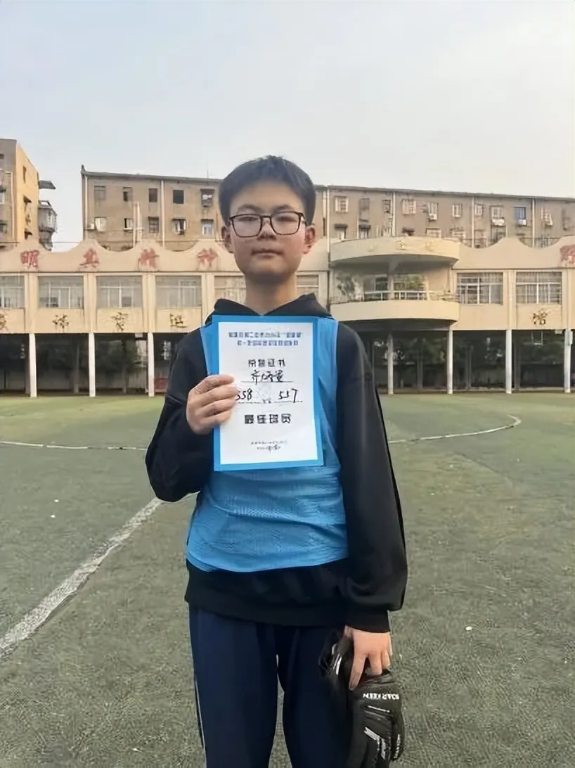 绿茵驰骋强体魄 赛场飞扬少年风——湘潭市二中2026年初一年级“新群杯”校园足球班级联赛圆满落幕