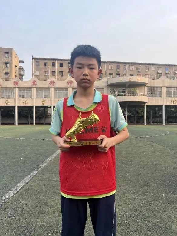 绿茵驰骋强体魄 赛场飞扬少年风——湘潭市二中2026年初一年级“新群杯”校园足球班级联赛圆满落幕