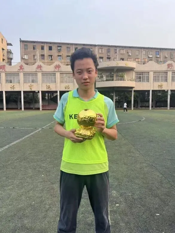 绿茵驰骋强体魄 赛场飞扬少年风——湘潭市二中2026年初一年级“新群杯”校园足球班级联赛圆满落幕