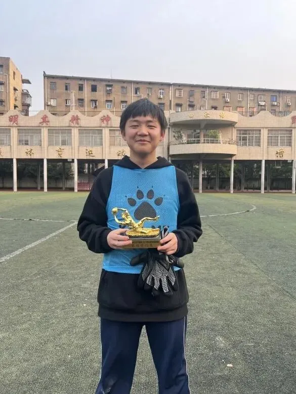 绿茵驰骋强体魄 赛场飞扬少年风——湘潭市二中2026年初一年级“新群杯”校园足球班级联赛圆满落幕