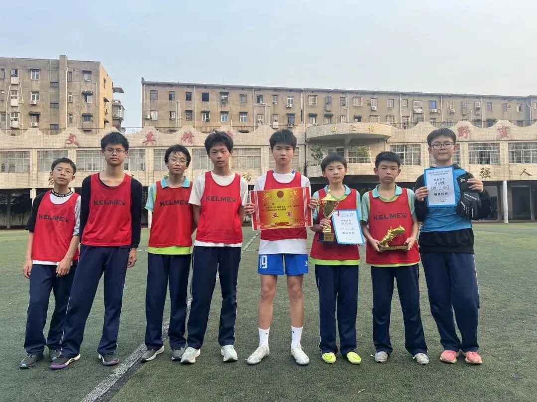 绿茵驰骋强体魄 赛场飞扬少年风——湘潭市二中2026年初一年级“新群杯”校园足球班级联赛圆满落幕