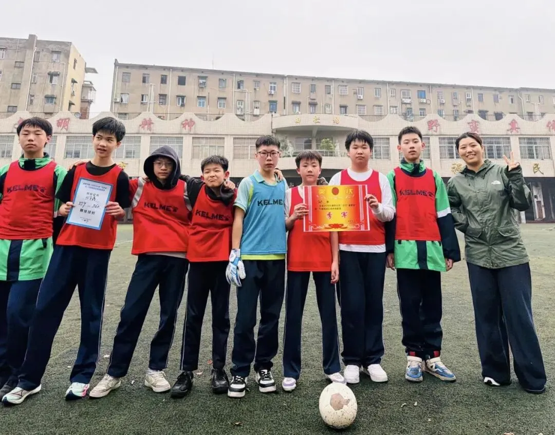 绿茵驰骋强体魄 赛场飞扬少年风——湘潭市二中2026年初一年级“新群杯”校园足球班级联赛圆满落幕
