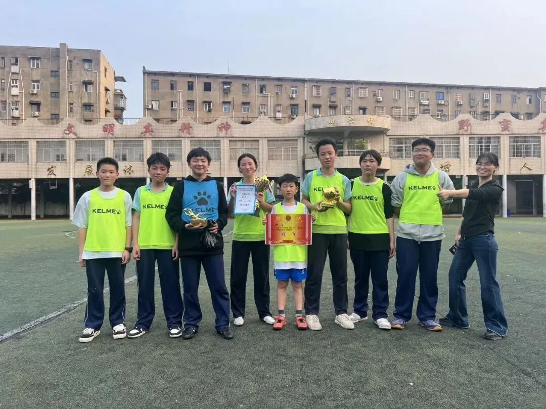 绿茵驰骋强体魄 赛场飞扬少年风——湘潭市二中2026年初一年级“新群杯”校园足球班级联赛圆满落幕