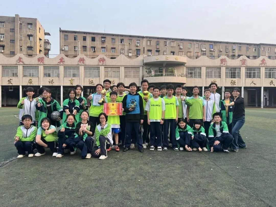 绿茵驰骋强体魄 赛场飞扬少年风——湘潭市二中2026年初一年级“新群杯”校园足球班级联赛圆满落幕