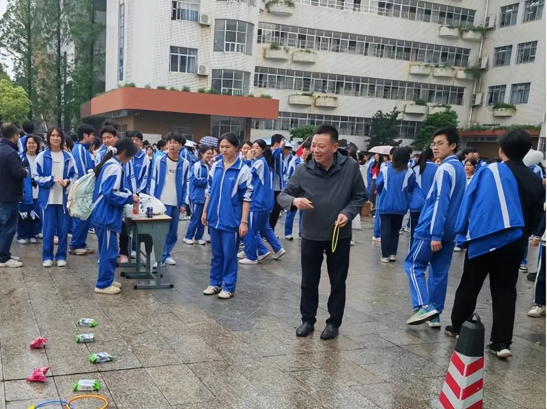 春日义卖,暖意同行——湘潭市第一中学2026年“手拉手 心连心”爱心义卖活动