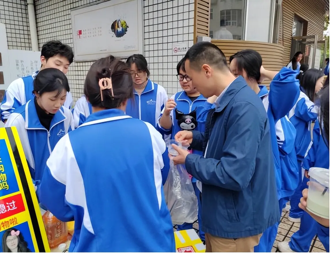 春日义卖,暖意同行——湘潭市第一中学2026年“手拉手 心连心”爱心义卖活动
