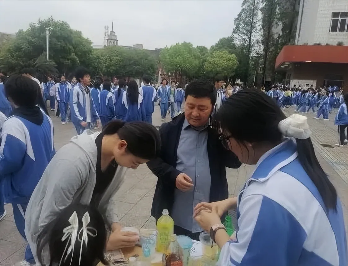 春日义卖,暖意同行——湘潭市第一中学2026年“手拉手 心连心”爱心义卖活动