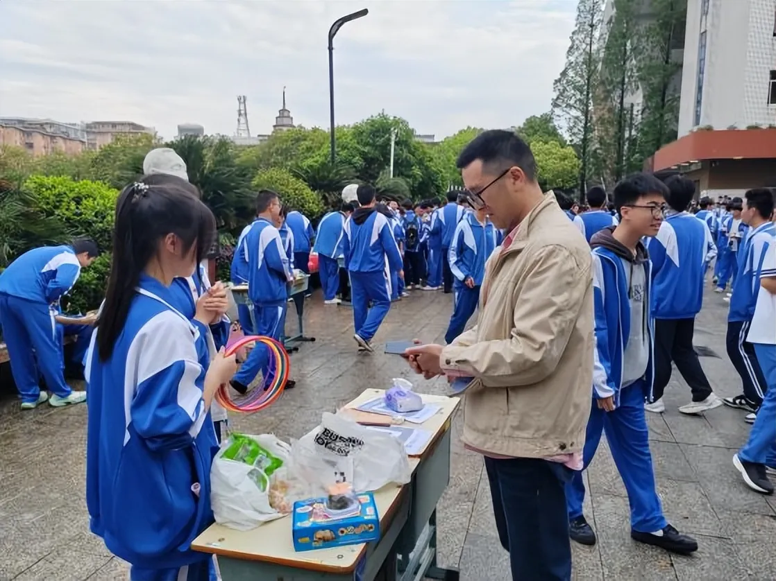 春日义卖,暖意同行——湘潭市第一中学2026年“手拉手 心连心”爱心义卖活动