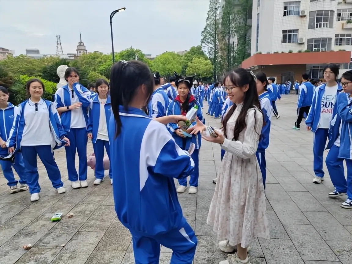 春日义卖,暖意同行——湘潭市第一中学2026年“手拉手 心连心”爱心义卖活动