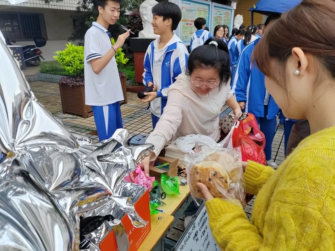 春日义卖,暖意同行——湘潭市第一中学2026年“手拉手 心连心”爱心义卖活动