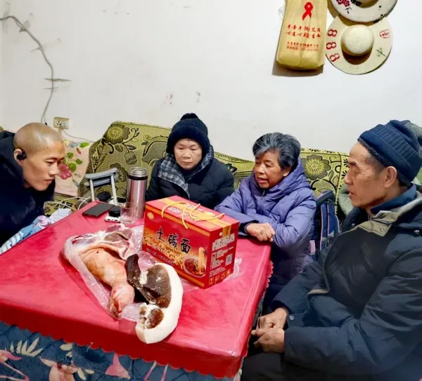 六旬退休干部吴官秀:三十四年守护残疾家庭,用善意温暖岁月