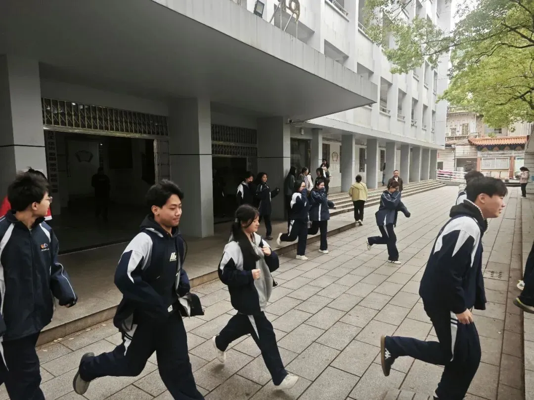 以练筑防,平安护航——湘潭市第二中学2026年上学期4月消防疏散演练