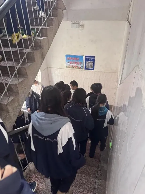 以练筑防,平安护航——湘潭市第二中学2026年上学期4月消防疏散演练