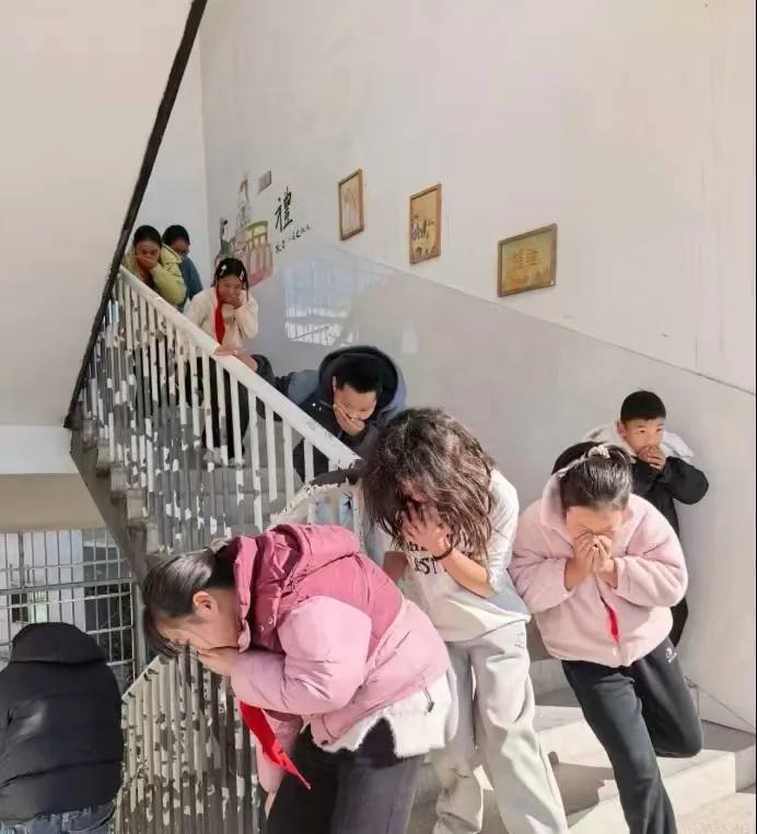 江西上饶朝阳王村小学开展消防安全应急演练活动