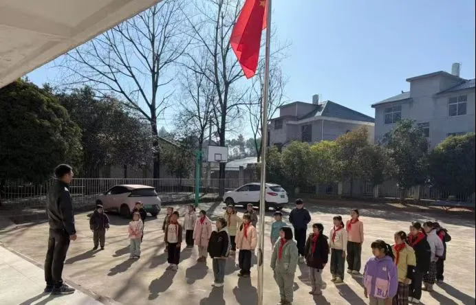 江西上饶朝阳王村小学开展消防安全应急演练活动