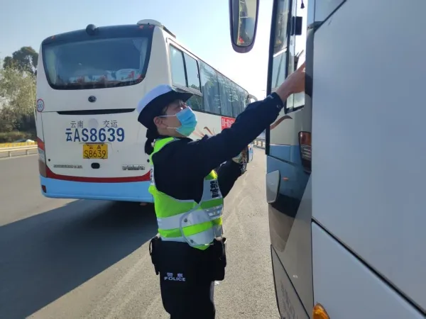 柔肩担重任 藏蓝绽芳华 云岭高速交管巾帼队伍勇毅前行