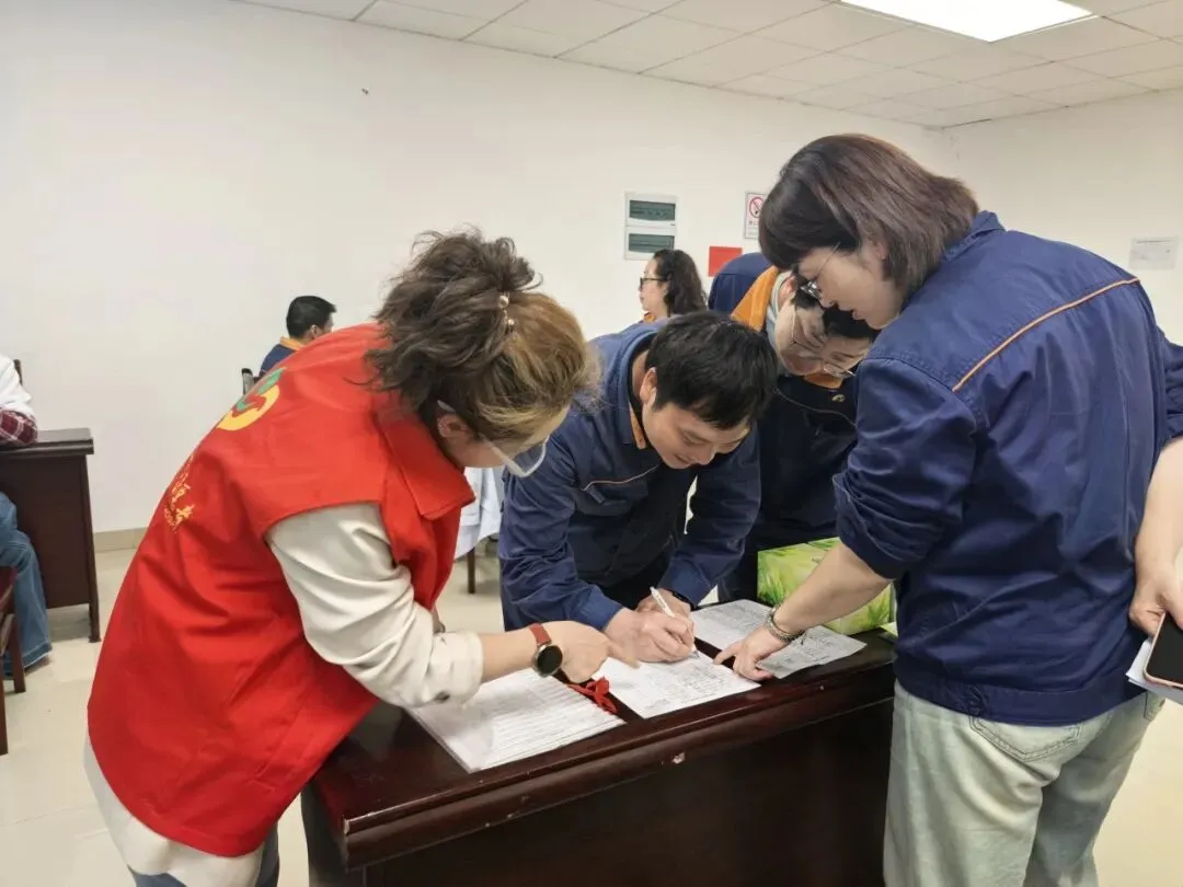 把诊室“搬”进厂区,将签约“送”到身边 ——湘潭市中心医院、岳塘街道社区卫生服务中心开展送健康进企业志愿服务