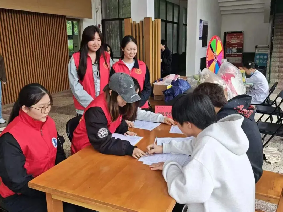 让爱在热血中接力!湖南城建职院师生踊跃参加无偿献血活动