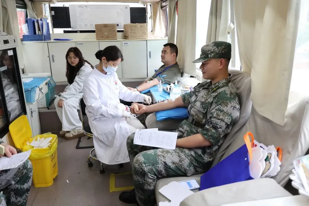 让爱在热血中接力!湖南城建职院师生踊跃参加无偿献血活动