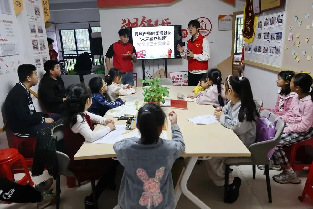 湖南城建职业技术学院红十字志愿服务队走进社区,手把手教孩子"生命的拥抱"