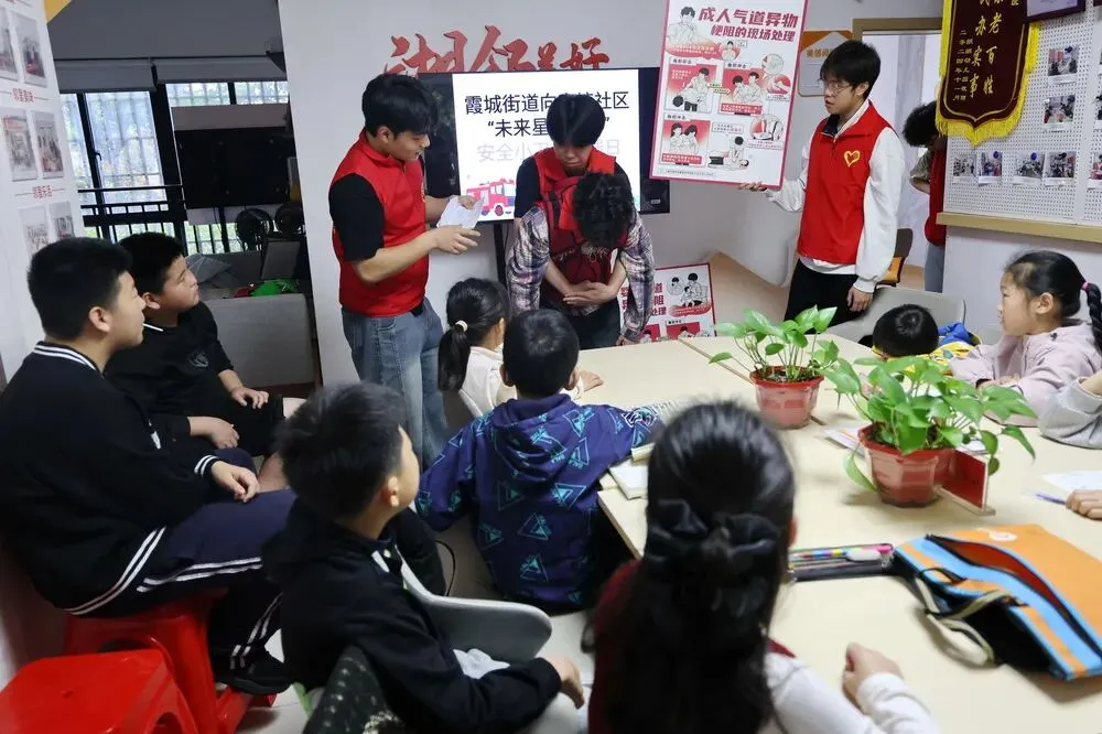 湖南城建职业技术学院红十字志愿服务队走进社区,手把手教孩子"生命的拥抱"