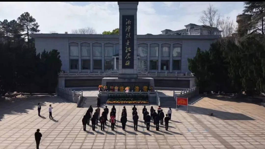 湖南城建职业技术学院师生赴烈士陵园开展清明祭扫活动